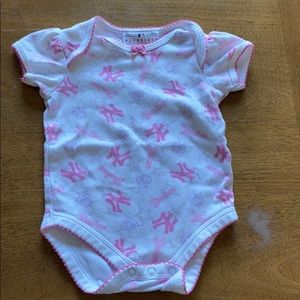 Baby girls Yankees short sleeve onesie